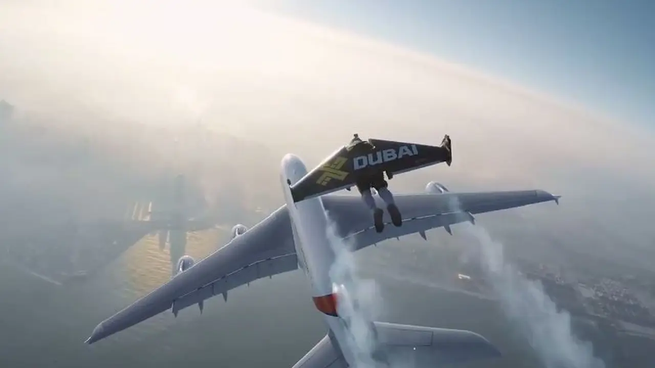 [Bintang] Terbang di Sebelah Pesawat, Jetman Ini Bikin Kamu Deg-degan!