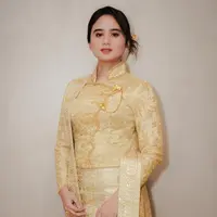 Tanpa MUA, Tissa Biani memulas wajahnya sendiri dengan tampilan fresh bernuansa coral [@tissabiani]