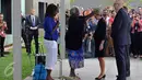 Menlu Australia, Julie Bishop mengikuti prosesi adat Australia Barat saat meresmikan Kedubes Australia yang baru di Kuningan, Jakarta, Senin (21/3). Kedubes Australia di Jakarta ini adalah Kedubes Australia terbesar di dunia. (Liputan6.com/JohanTallo)