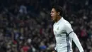 Pemain Real Madrid, Raphael Varane merayakan golnya saat melawan Sevilla pada laga Copa Del Rey di Santiago Bernabeu stadium, Madrid, (4/1/2017). (AFP/Gerard Julien)