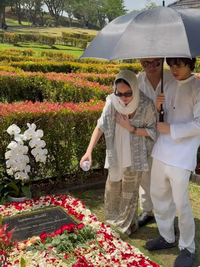 Bunga Citra Lestari Ziarah ke Makam Ashraf Sinclair di Momen Iduladha dengan gaya kasual [@itsmebcl]