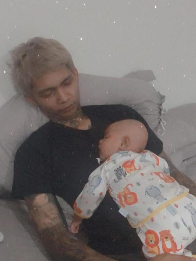 Momen Young Lex Asuh Baby Zaenab Alexander. (Sumber: Instagram/young_lex18)