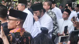 Ketua Umum Partai Nasdem Surya Paloh menghadiri persemayaman Ani Yudhoyono di Puri Cikeas, Bogor, Jawa Barat, Minggu (2/6/2019). Sejumlah tokoh terus berdatangan jelang pemakaman istri presiden ke-6 RI Susilo Bambang Yudhoyono (SBY) tersebut. (Liputan6.com/Immanuel Antonius)