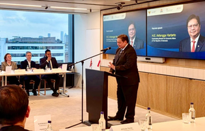 Menko Bidang Perekonomian RI Airlangga Hartarto saat beri keynote remarks pada kegiatan KADIN Indonesia x Growth Gateway Roundtable: Delivering Growth as Part of Indonesia’s OECD Accession di London, Inggris. (Foto: ekon.go.id)