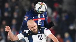 Di sisi lain, Finlandia juga sempat memberikan ancaman untuk pertahanan Prancis. Sayang, serangan yang dilancarkan Teemu Pukki cs belom bisa mengoyak gawang Prancis. (AFP/Franck Fife)