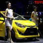 Sejumlah SPG berpose di samping mobil yang di pamerkan di ajang Gaikindo Indonesia International Auto Show (GIIAS) 2017 di Indonesia Convention and Exhibition (ICE), Kawasan BSD City, Tangerang Selatan. Kamis (10/8). (Liputan6.com/Angga Yuniar)