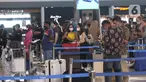 Calon penumpang berada di Terminal 3 Bandara Internasional Soekarno Hatta, Banten, Selasa (1/3/2022). Mulai hari ini pemerintah memberlakukan aturan karantina selama tiga hari bagi Pelaku Perjalanan Luar Negeri (PPLN) yang sudah memperoleh vaksinasi lengkap dan booster. (Liputan6.com/Angga Yuniar)