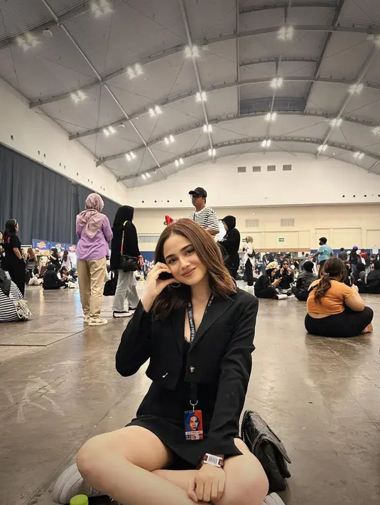 Gemasnya Syifa Hadju ketika menonton konser Suga, salah satu member grup BTS. Dengan outfit serba hitam, Syifa Hadju tampil mengenakan riasan wajah natural bernuansa kecokelatan yang lembut. Foto: Instagram.