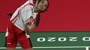 Tunggal putri Indonesia Gregoria Mariska melakukan smash saat melawan Lianne Tan dari Belgia dalam pertandingan penyisihan Grup M cabang bulu tangkis Olimpiade Tokyo 2020 di Musashino Forest Sports Plaza, Tokyo, Rabu (28/7/2021). Mariska menang 21-11 dan 21-17. (AFP/Alexander Nemenov)