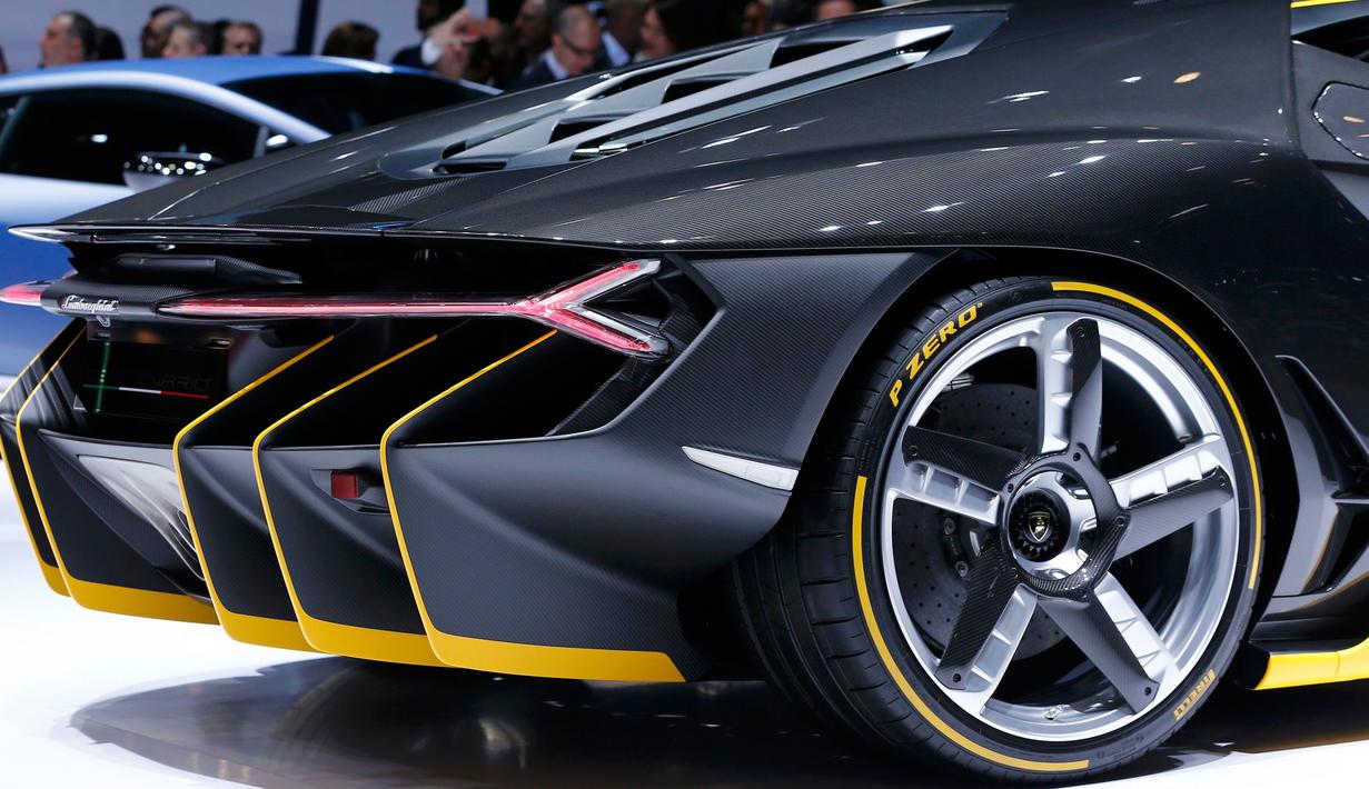 Mobil Lamborghini Centenario tampak samping dipamerkan pada 86 International Motor Show di Jenewa , Swiss , 1 Maret 2016. Dikabarkan bahwa Centenario dibekali mesin V12 6.500 cc dengan top speed sekitar 344 km per jam.( REUTERS / Denis Balibouse)