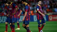 Pemain Barcelona, Lionel Messi (kanan) berjalan lesu usai dikalahkan Granada 0-1 dalam laga lanjutan La Liga Spanyol di stadion Nuevo Los Carmenes, Granada, (13/4/2014). (REUTERS/Marcelo del Pozo)