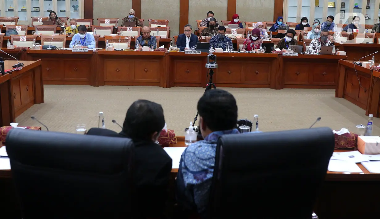 Suasana rapat kerja antara Menteri Perdagangan (Mendag) Zulkifli Hasan dengan Komisi VI DPR RI di kompleks parlemen, Senayan, Jakarta, Selasa (5/7/2022). Rapat membahas pengesahan perjanjian Indonesia-Korea Comprehensive Economic Partnership Agreement (IK-CEPA). (Liputan6.com/Angga Yuniar)
