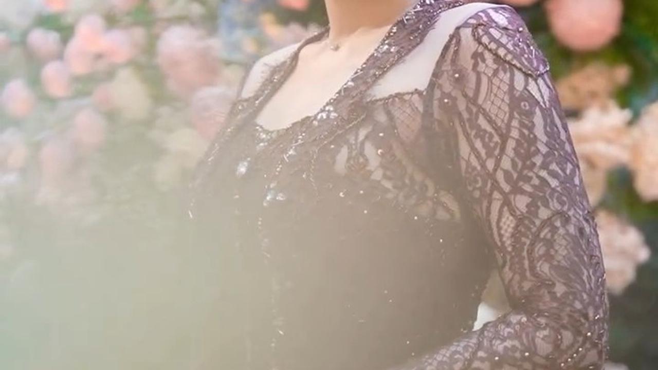 Potret Cantik Celine Evangelista Pakai Kebaya Jawa dengan Bordir Nama Sendiri di Belakang