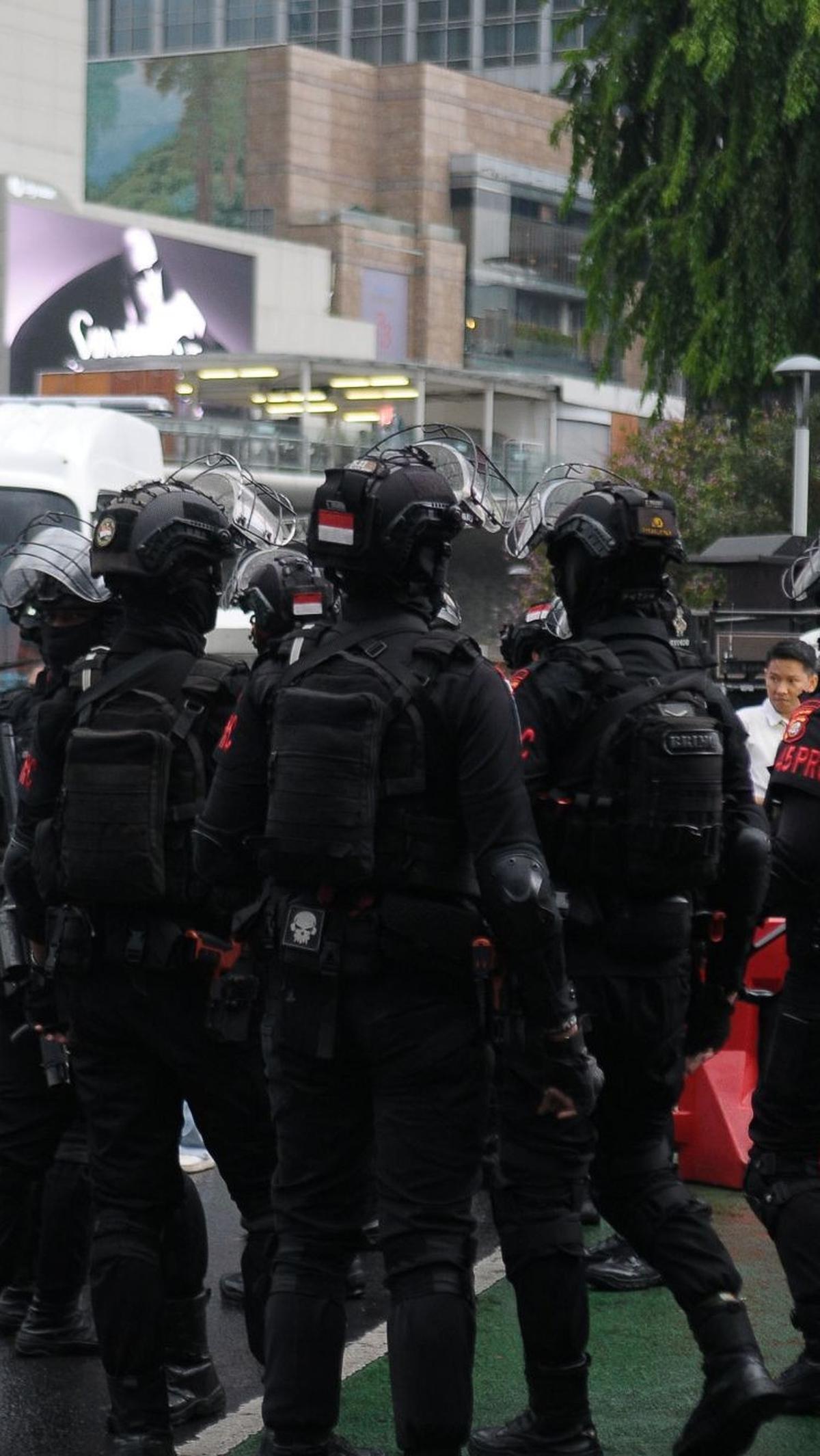 Sejumlah pasukan Brimob berjaga-jaga jelang malam pergantian tahun di kawasan Bundaran HI pada Minggu (31/12/2023).