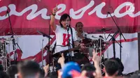 Musisi Katon bagaskara menghibur warga dalam Konser Kebangkitan Nasional di Waduk Pluit, Penjaringan, Jakarta Utara, Sabtu (20/5). (Liputan6.com/Gempur M. Surya)