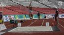 Atlet Indonesia Maria Natalia Londa melakukan lompatan dalam final lompat jauh putri atletik 18th Asian Games Invitation Tournament di Stadion Utama Gelora Bung Karno (GBK), Minggu (11/2). Maria mencatatkan lompatan 6,43 meter (Liputan6.com/Faizal Fanani)
