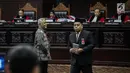 Marsudi Wahyu Kisworo, ahli yang dibawa oleh tim hukum KPU usai disumpah sebelum memberikan keterangan dalam sidang lanjutan sengketa Pilpres 2019 di Gedung MK, Jakarta, Kamis (20/6/2019). Sidang mendengarkan keterangan saksi dan ahli dari pihak termohon, yaitu KPU RI. (Liputan6.com/Faizal Fanani)