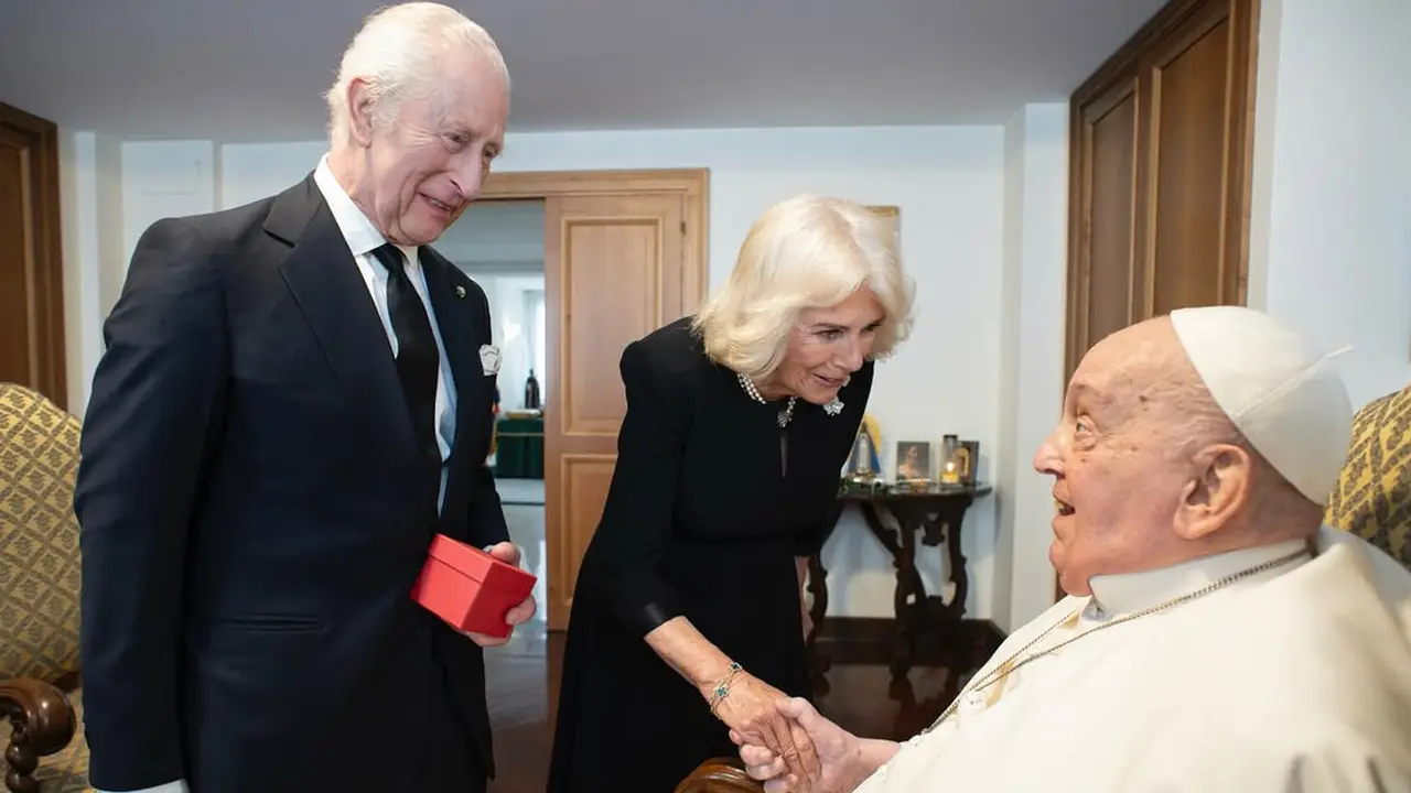 Penghormatan Terakhir Raja Charles III pada Paus Fransiskus yang Meninggal Dunia di Usia 88 Tahun