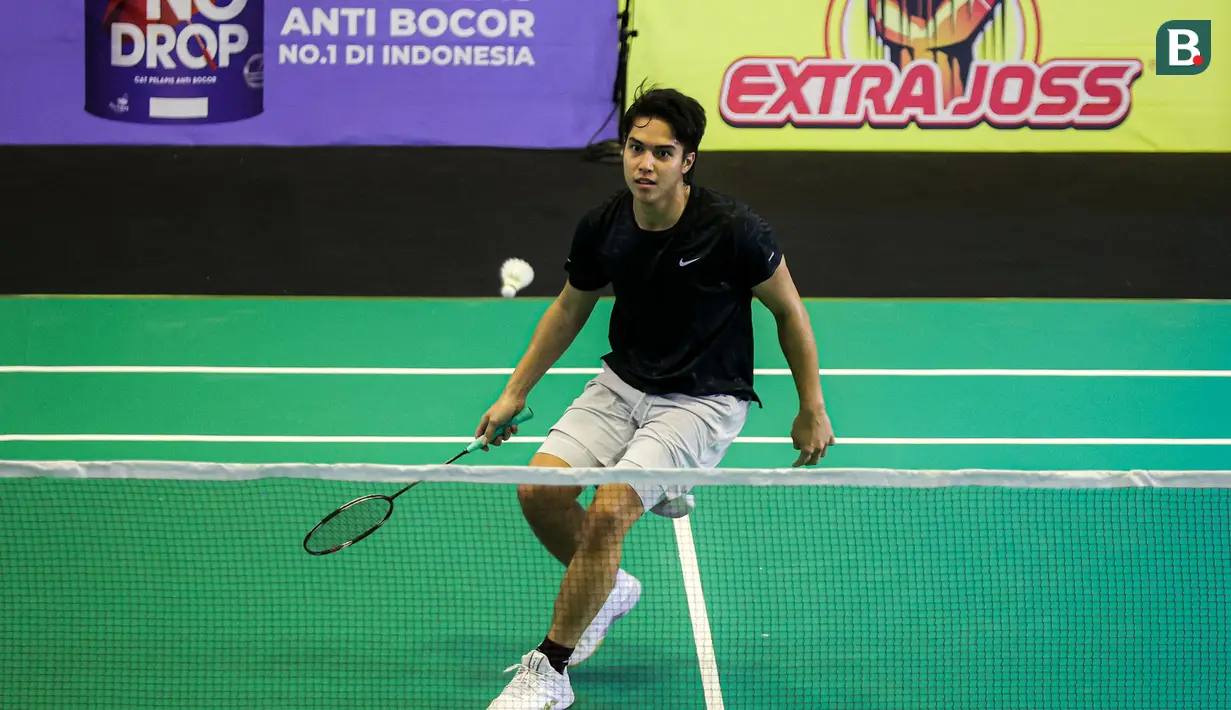 Selebritas Indonesia, El Rumi berusaha mengembalikan shuttle cock ke arah lawannya, Jefan Nathanio dalam cabang olahraga bulu tangkis nomor tunggal putra Turnamen Olahraga Selebriti Indonesia (TOSI) season 2 di GOR POPKI Cibubur, Jakarta Timur, Sabtu (13/01/2023). El Rumi menang dua set langsung (21-14, 21-16). (Bola.com/Bagaskara Lazuardi)