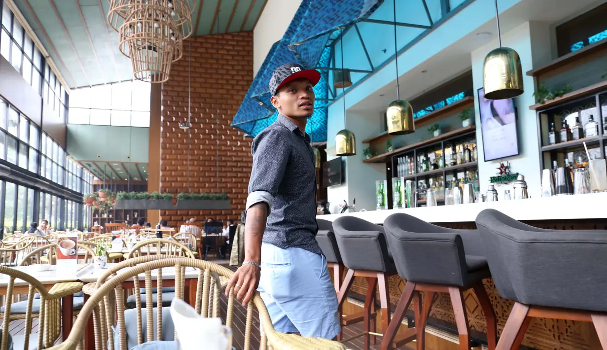 Pemain Sriwijaya FC, Ferdinand Sinaga usai menjalani sidang Komisi Disiplin di Hotel Century, Senayan. Jakarta, Jumat (4/12/2015). (Bola.com/Nicklas Hanoatubun)