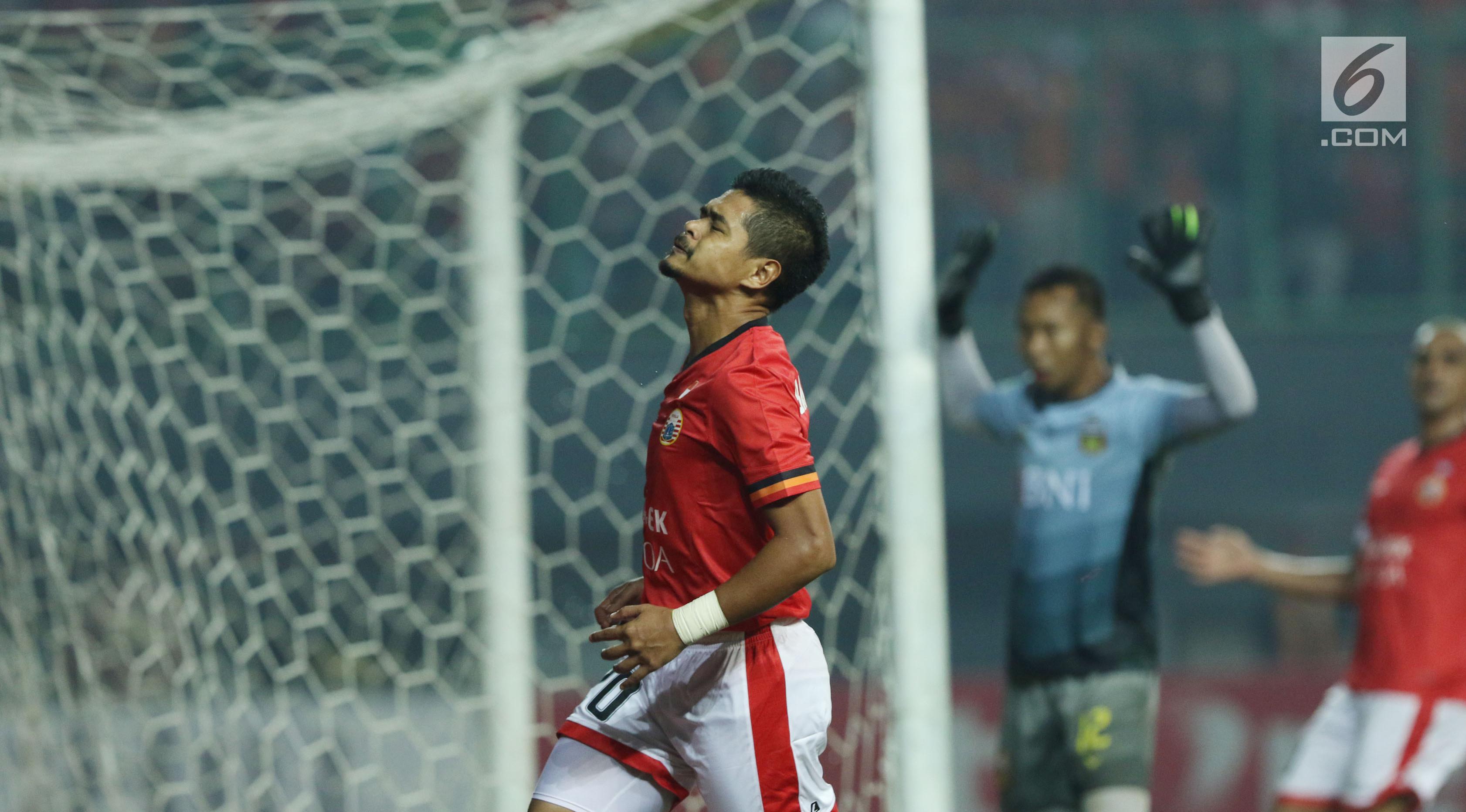 Pemain Persija, Bambang Pamungkas meluapkan kekecewaan saat melawan Bhayangkara FC pada laga penutup Liga 1 Indonesia di Stadion Patriot Candrabhaga, Bekasi, Minggu (12/11). Persija unggul 2-1. (Liputan6.com/Helmi Fithriansyah)