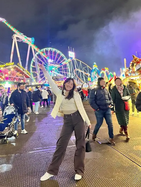 <p>Ketika pergi ke festival malam di London, Amanda terlihat cantik menawan. [Foto: instagram.com/amandacaesaa]</p>