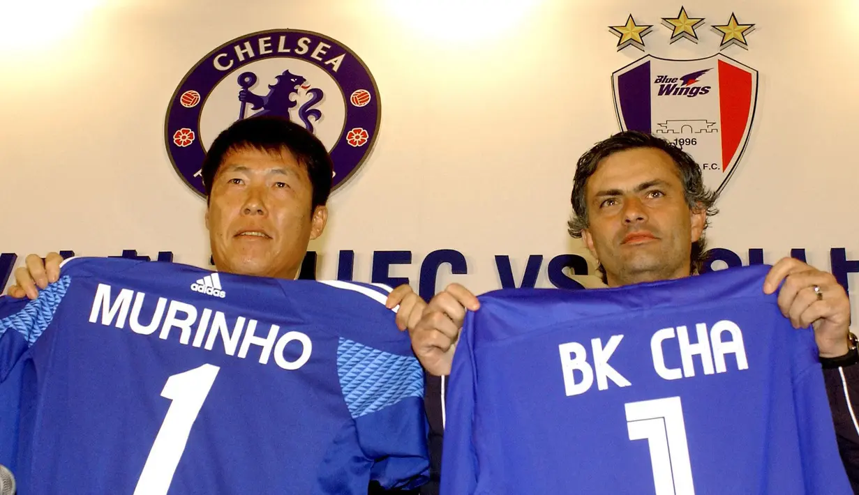 Cha Bum-Kun (kiri) menjadi pemain Korea Selatan yang cukup berprestasi di era 70-an. Ia tercatat telah menorehkan 369 penampilan di Liga Jerman bersama Darmstadt 98, Eintracht Frankfurt, dan Bayer Leverkusen. Cha juga merupakan top skor spanjang masa Korea Selatan. (AFP/Jung Yeon-je)