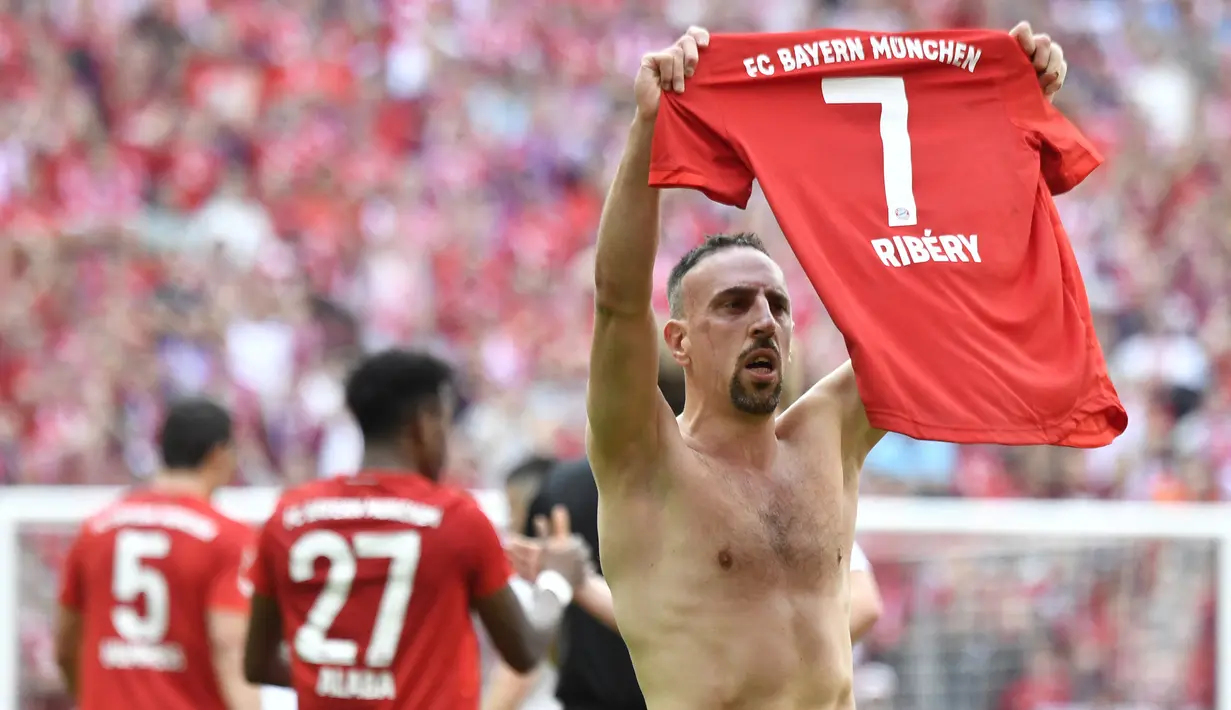Selebrasi gelandang Bayern Munchen, Franck Ribery setelah mencetak gol ke gawang Eintracht Frankfurt pada laga Liga Jerman 2018/2019 di Munich, Jerman (18/5/2019). Franck Ribery yang telah pensiun pada Oktober 2022 didatangkan Munchen dari Olympique Marseille pada awal musim 2007/2008 dengan mahar 30 juta euro atau kini setara Rp501 miliar. Total 12 musim, berbagai gelar bergengsi diraihnya, seperti 9 trofi Bundesliga dan satu trofi Liga Champions musim 2012/2013. (AFP/John MacDougall)
