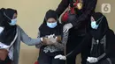 Tangis keluarga korban kecelakaan Sriwijaya Air SJ 182 saat serah terima jenazah di RS Polri, Jakarta, Kamis (14/1/2021). Jenazah atas nama Okky Bisma menjadi korban kecelakaan Sriwijaya Air SJ 182 pertama yang berhasil teridentifikasi oleh tim DVI. (merdeka.com/Imam Buhori)