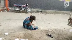 Sang gadis diusir dari rumah setelah ketahuan hamil oleh laki-laki yang meninggalkannya. 