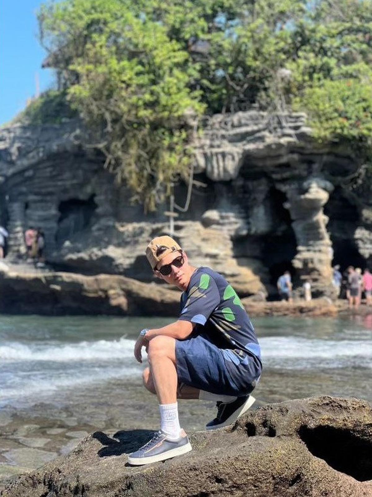 Mario Maurer tak melewatkan kesempatan untuk mengeksplorasi keindahan alam Bali,