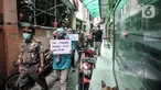 Petugas Satpol PP bersama Ibu Pembinaan Kesejahteraan Keluarga (PKK) berkeliling lingkungan membawa poster saat Operasi Yustisi di RW 01 Kelurahan Sunter Agung, Tanjung Priok, Jakarta Utara, Selasa (10/5/2022). Operasi Yustisi tersebut bertujuan mendata pendatang baru pasca Lebaran sekaligus mengimbau masyarakat untuk melengkapi dosis vaksin guna mencegah penyebaran klaster mudik. (merdeka.com/Iqbal S. Nugroho)