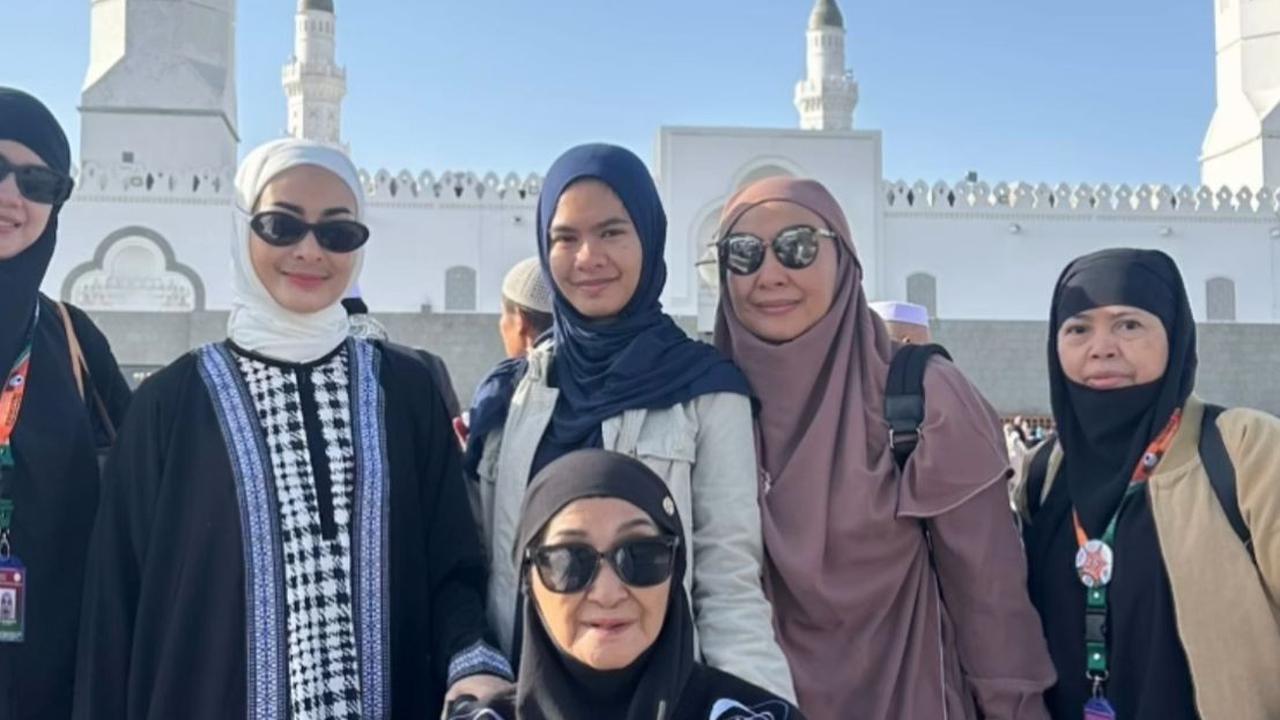 7 Potret Iis Dahlia dan Keluarga Jalani Umroh di Bulan Ramadan, Momen Penuh Haru di Tanah Suci