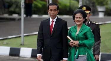 Presiden Joko Widodo didampingi Ibu Negara Ny. Iriana Joko Widodo sesaat sebelum memasuki pesawat kepresidenan untuk berkunjung ke Malaysia di Bandara Internasional Halim Perdanakusumah, Jakarta, Kamis (5/2/2015). (Liputan6.com/Faizal Fanani)