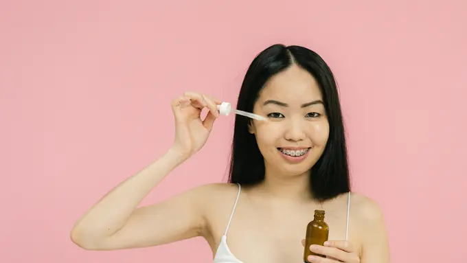 4 Alasan Cleansing Oil Wajib Masuk dalam Skincare Routine!