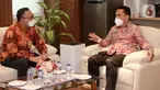 Direktur Operasi LinkAja Widjayanto (kiri) berbincang dengan Staff Ahli Kemenkeu Bidang Pengawasan Pajak Nufransa Wira Sakti (kanan) pada kerja sama peresmian Menu Penerimaan Negara Generasi Ketiga (MPN G3) yang dapat diakses aplikasi LinkAja di Jakarta, Senin (1/11/2021). (Liputan6.com/HO/LinkAja)