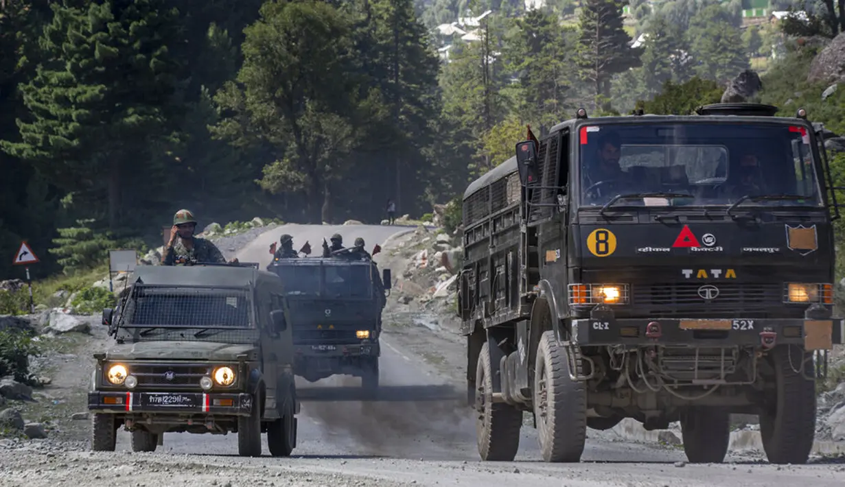 Konvoi tentara India bergerak di Jalan Raya Srinagar-Ladakh, Gagangeer, Srinagar, Kashmir, India, Rabu (9/9/2020). India dan China terlibat dalam kebuntuan yang menegangkan di wilayah gurun dingin Ladakh sejak Mei lalu. (AP Photo/Dar Yasin)