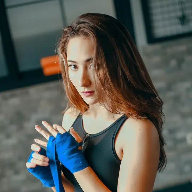 7 Gaya Sporty Naomi Zaskia, Wanita yang Pernah Dekat dengan Sule