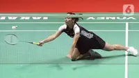 Pebulu tangkis tunggal putri Indonesia Gregoria Mariska Tunjung berusaha mengembalikan kok saat berlaga melawan Pusarla Sindhu dari India dalam babak 32 besar  Indonesia Open 2023 di Istora Senayan, Jakarta, Selasa (13/6/2023). (Liputan6.com/Herman Zakharia)