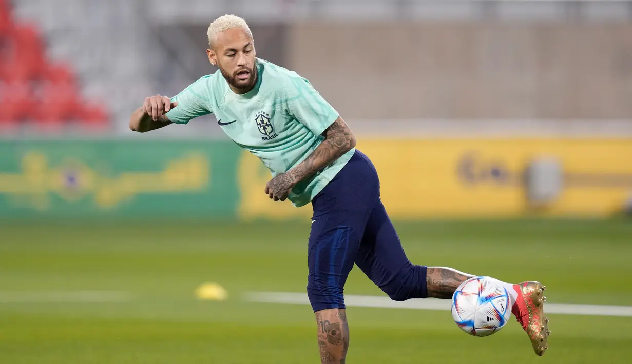 Pemain Brasil Neymar saat sesi latihan di Stadion Grand Hamad, Doha, Qatar, 8 Desember 2022. Brasil akan menghadapi Kroasia dalam pertandingan perempat final Piala Dunia 2022 pada 9 Desember. (AP Photo/Andre Penner)