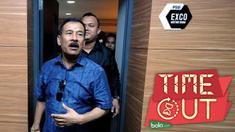 Manajer Persib, Umuh Muchtar (kuning bertopi), memastikan Persib bakal pindah ke markas anyar, Stadion GBLA.