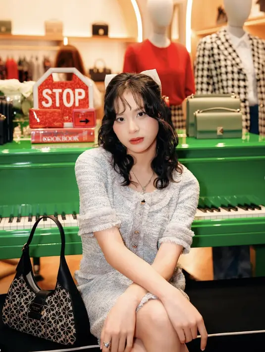 One set dengan gaya tweed berhasil memberikan look klasik. [Foto: Instagram/ Zee Asadel]