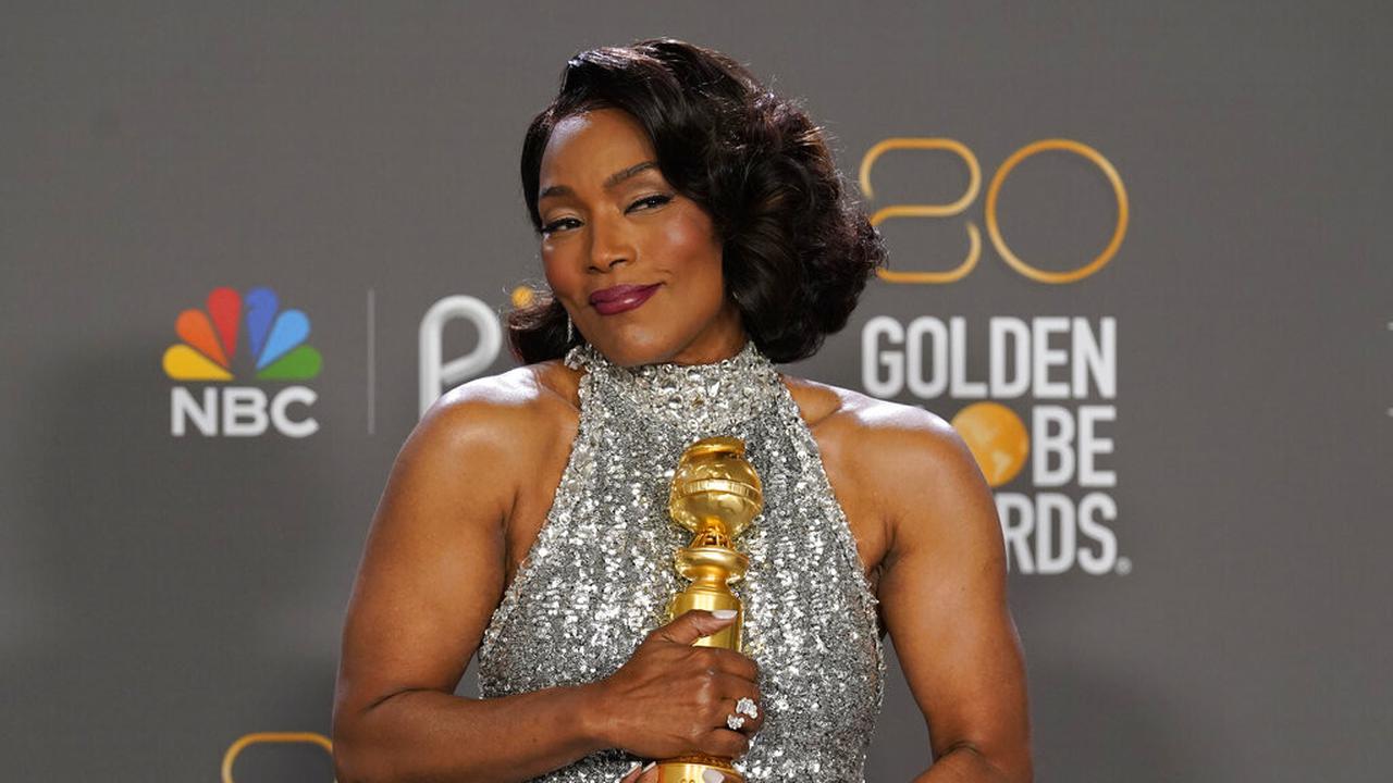 Angela Bassett di Golden Globe Awards 2023. (Chris Pizzello/Invision/AP)