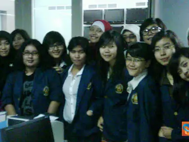 Citizen6, Jakarta: Sejumlah mahasiswa UNDIP mengunjungi SCTV untuk mengenal lebih jauh cara kerja produksi berita di redaksi Liputan 6. (Pengirim: Uul)