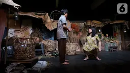 Pemain sedang memerankan tokoh di sanggar Teater Koma, Jakarta, Selasa (29/10/2019). Teater Koma kembali memproduksi ke-159 dengan judul terbarunya J.J Sampah-Sampah Kota yang ditulis oleh N, Riantiarno. (Liputan6.com/Fery Pradolo)