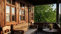 7 Inspirasi Teras Rumah di Kampung dengan Pohon dan Kursi Kayu, Sejuk dan Estetik
