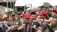 Komisioner Ombudsman Adrianus Meliala saat meninjau penataan pedagang kali lima (PKL) di kawasan Tanah Abang, Jakarta Pusat, Rabu (17/1/2018). (Liputan6.com/Hanz Jimenez Salim)
