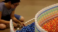 The Amazing Triple Spiral menjadi karya domino menakjubkan ciptaan Lily Hevesh yang dibangun dari 15 ribu keping domino.