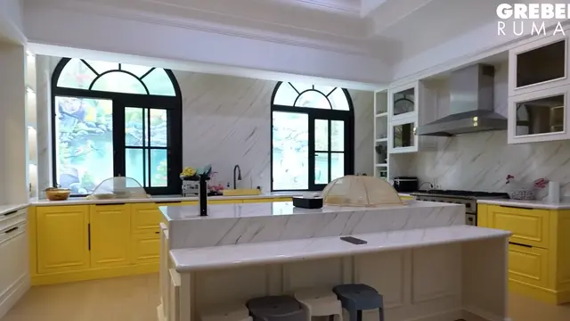 Desain Rumah Mewah Sarwendah, Rumah Megah dengan Detail Elegan dan Ruang Fungsional