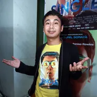 Ebi juga seorang single forever atau jomblo dari lahir yang belum pernah pacaran. Ini karena setiap kali dia mendekati perempuan, Ebi selalu aja ditolak.  (Deki Prayoga/Bintang.com)